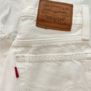 Levi’s Wedgie Straight Jeans, distressed white (Color: Cloud Bank). Size 23